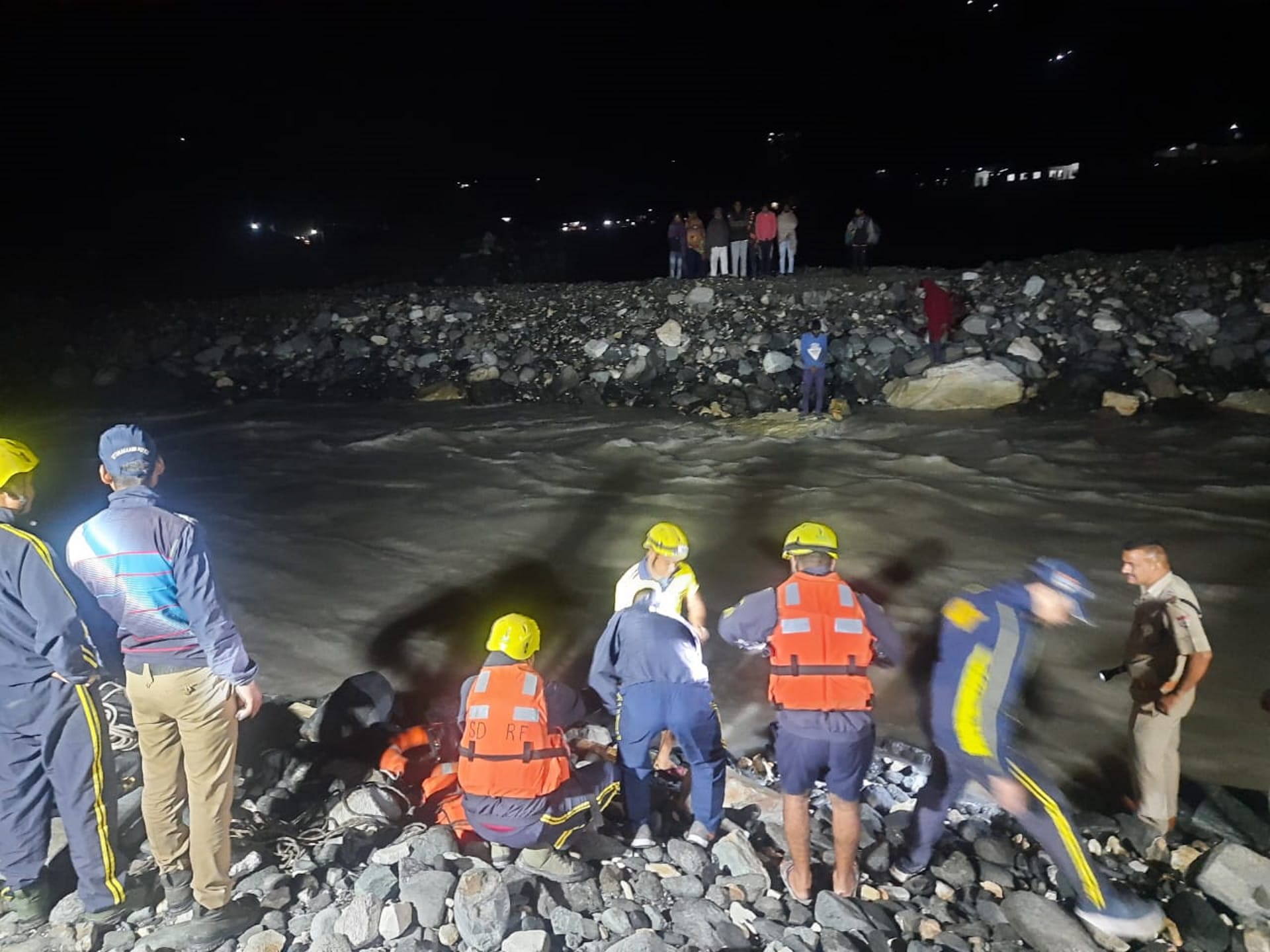 Water level increased, people trapped on the island, SDRF rescued three, see photos