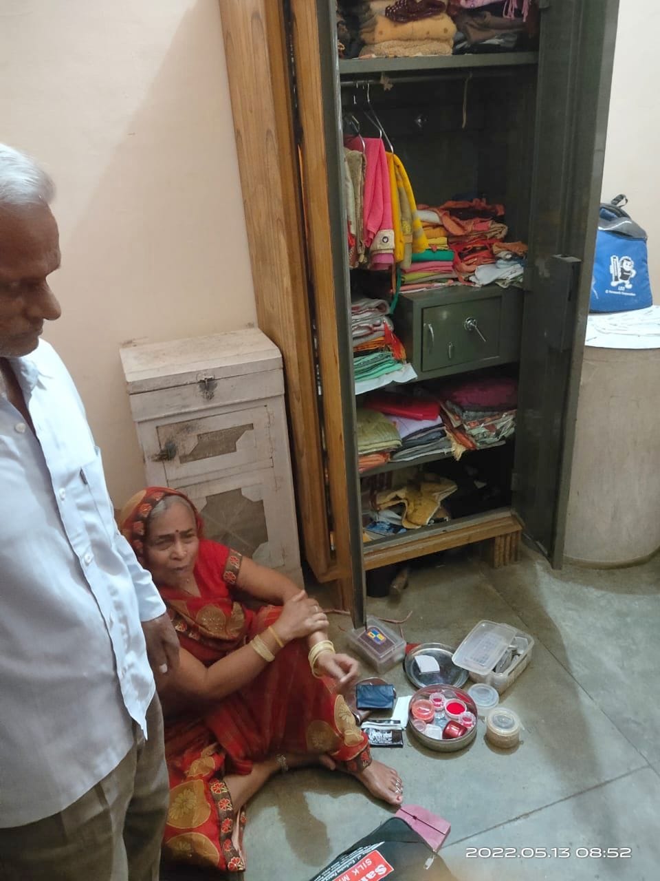 Seven and a half lakh stolen from businessman's house