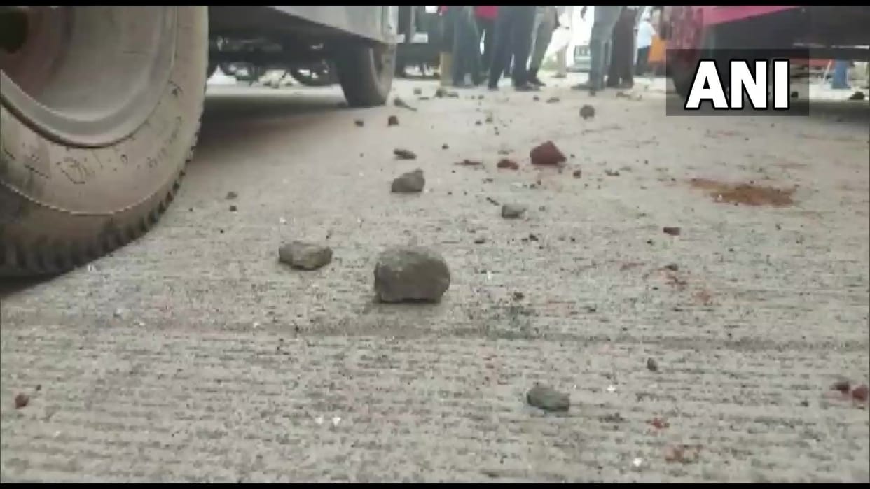 Tension: two groups clashed over the naming of the gate of the village In Jalna, fiercely stone pelting, many injured