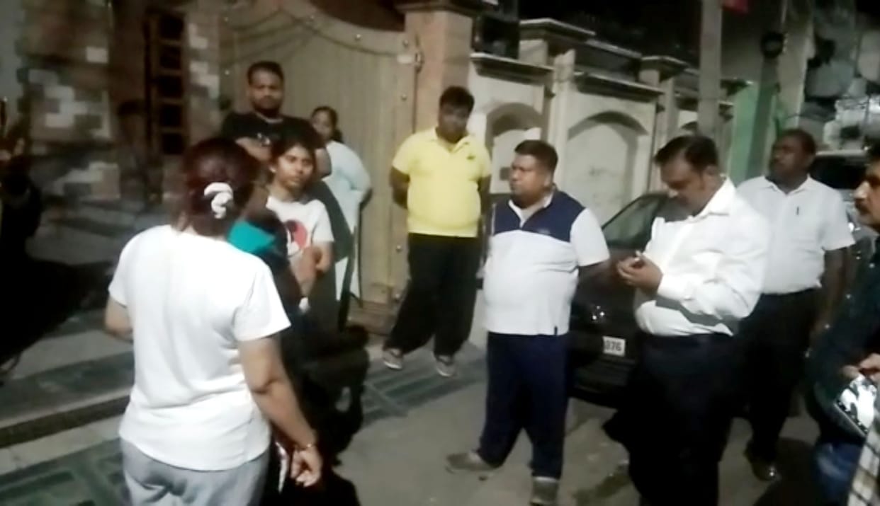 Couple returning from club was robbed by masked men