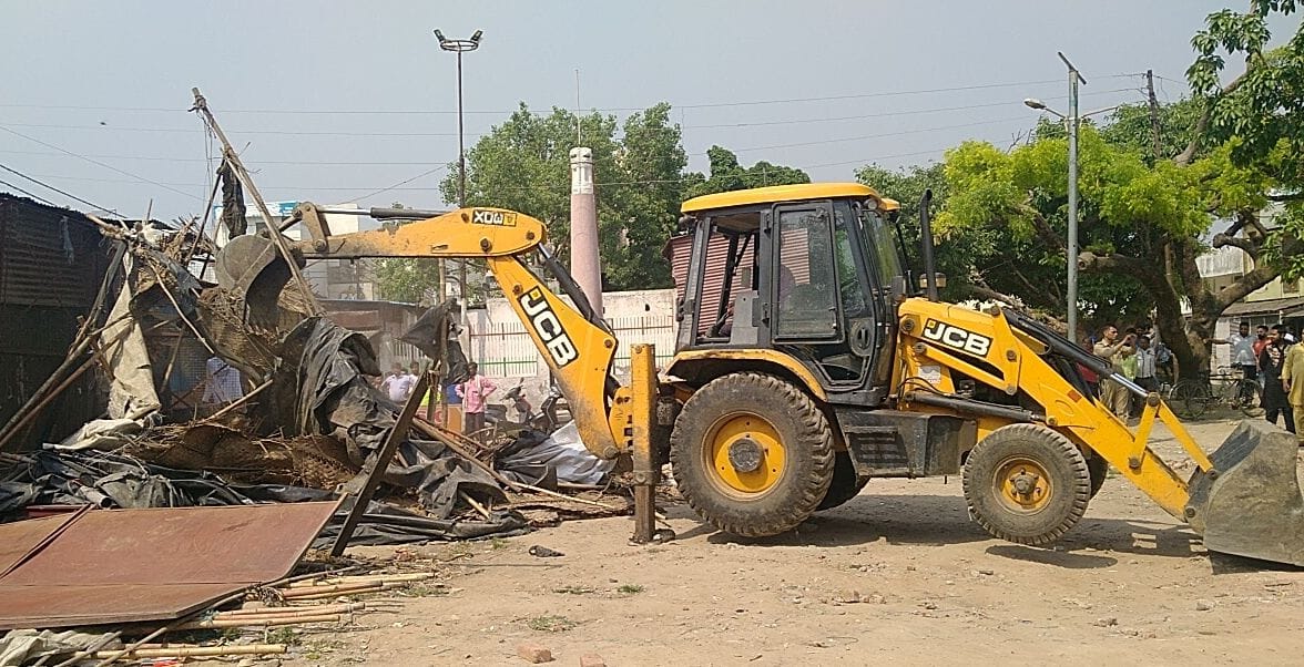 Bulldozer ran, demolished illegal occupation