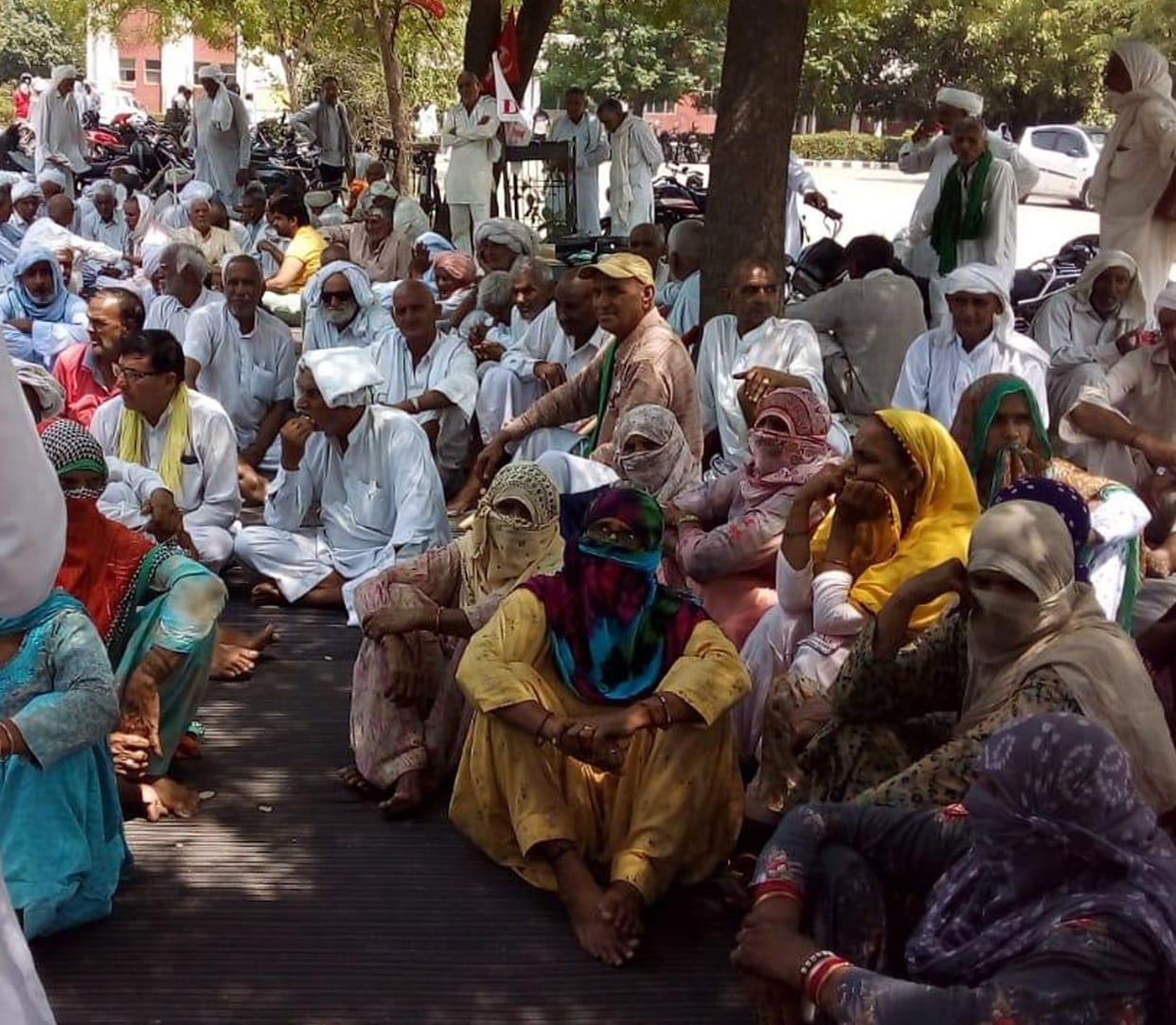Protest given for bonus of five hundred rupees per quintal on wheat