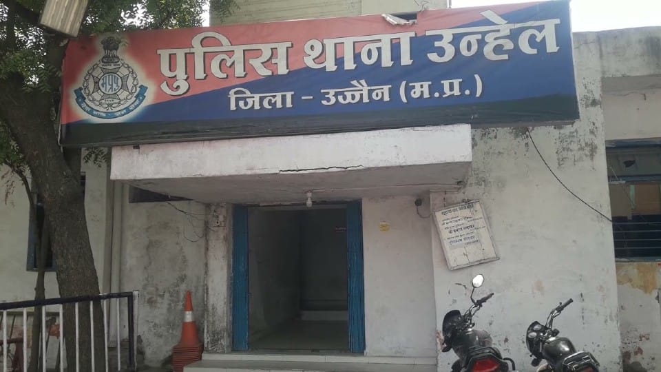 girl was busy taking photos with bride and groom then thief stole a bag full of jewelry and money in Ujjain