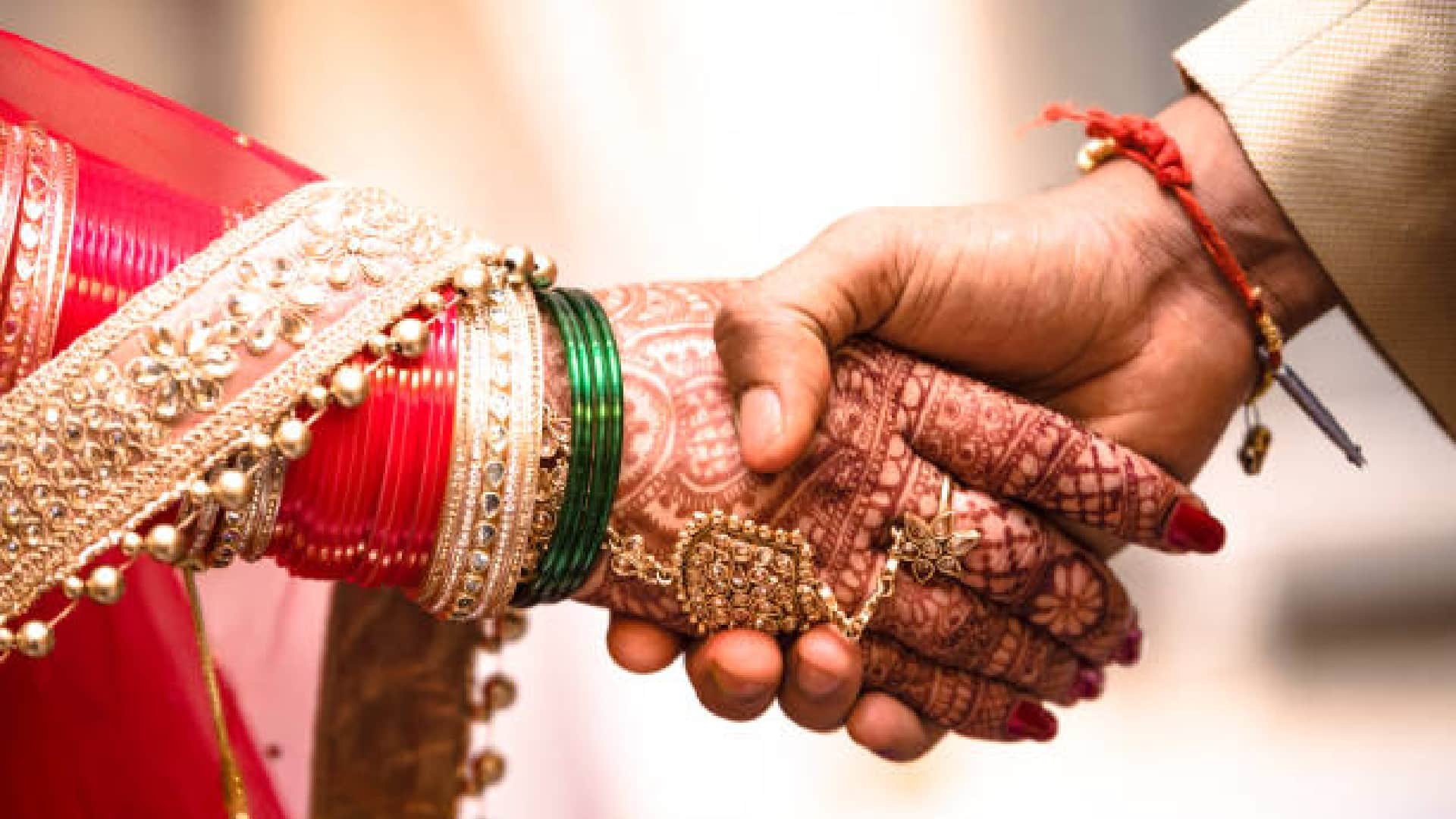 Wedding Weird Traditions Where Bride Father Spits on His Daughter After Marriage Know Facts in Hindi