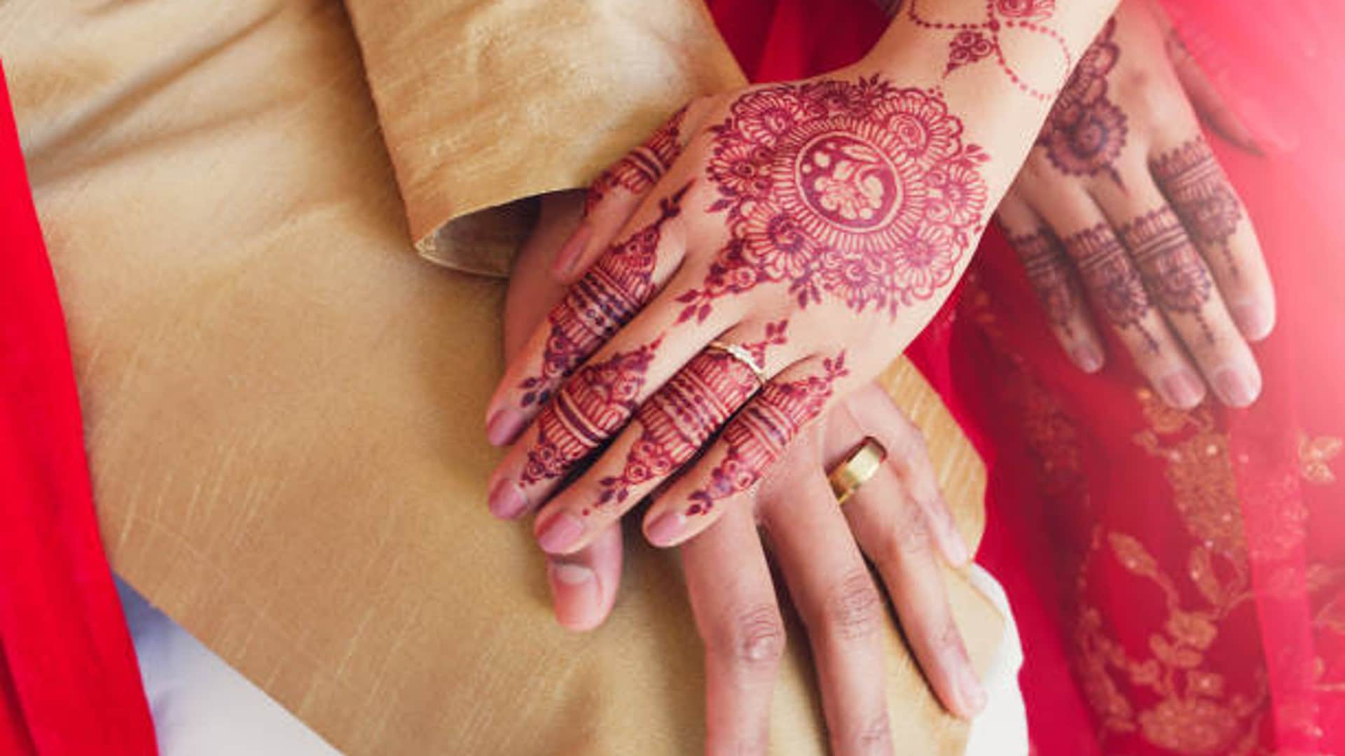 One day marriage in China men pay brides 40 thousand rupees to secure ancestral grave burial rights
