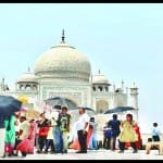 ताजमहल में गर्मी से व्याकुल हुए पर्यटक