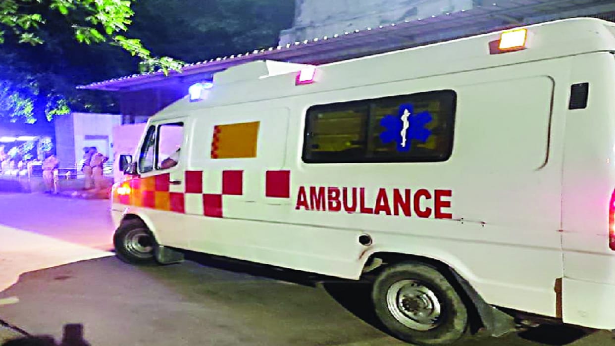 Delhi Mundka Fire Ambulances to take the injured 11 km away, doctors were busy all night