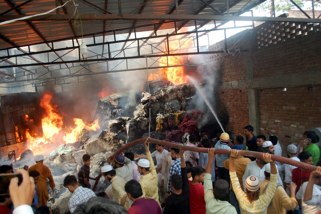 Fire breaks out in cotton-plastic godown behind Sunehri Masjid