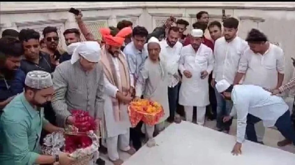 Controversy: Akbaruddin Owaisi reached Aurangzebs tomb, BJP-Shiv Sena furious, Fadnavis said - insult to nationalist Muslims