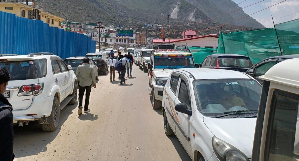 Investigation - Pilgrims park their vehicles on the roadside due to parking problem