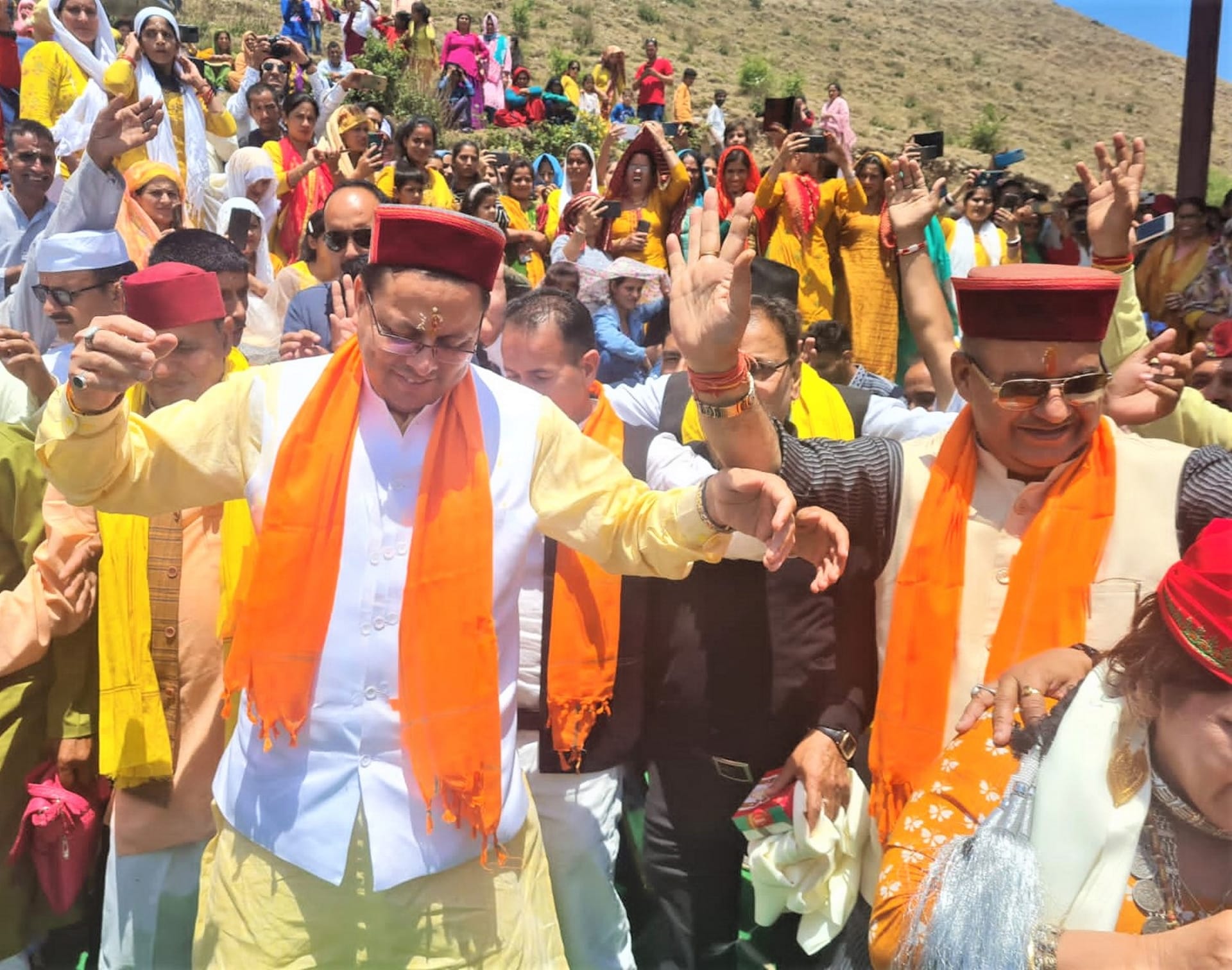 CM Pushkar Singh Dhami and cabinet minister danced, increased enthusiasm on artists, Bhadraj Mela became memorable, See Photos
