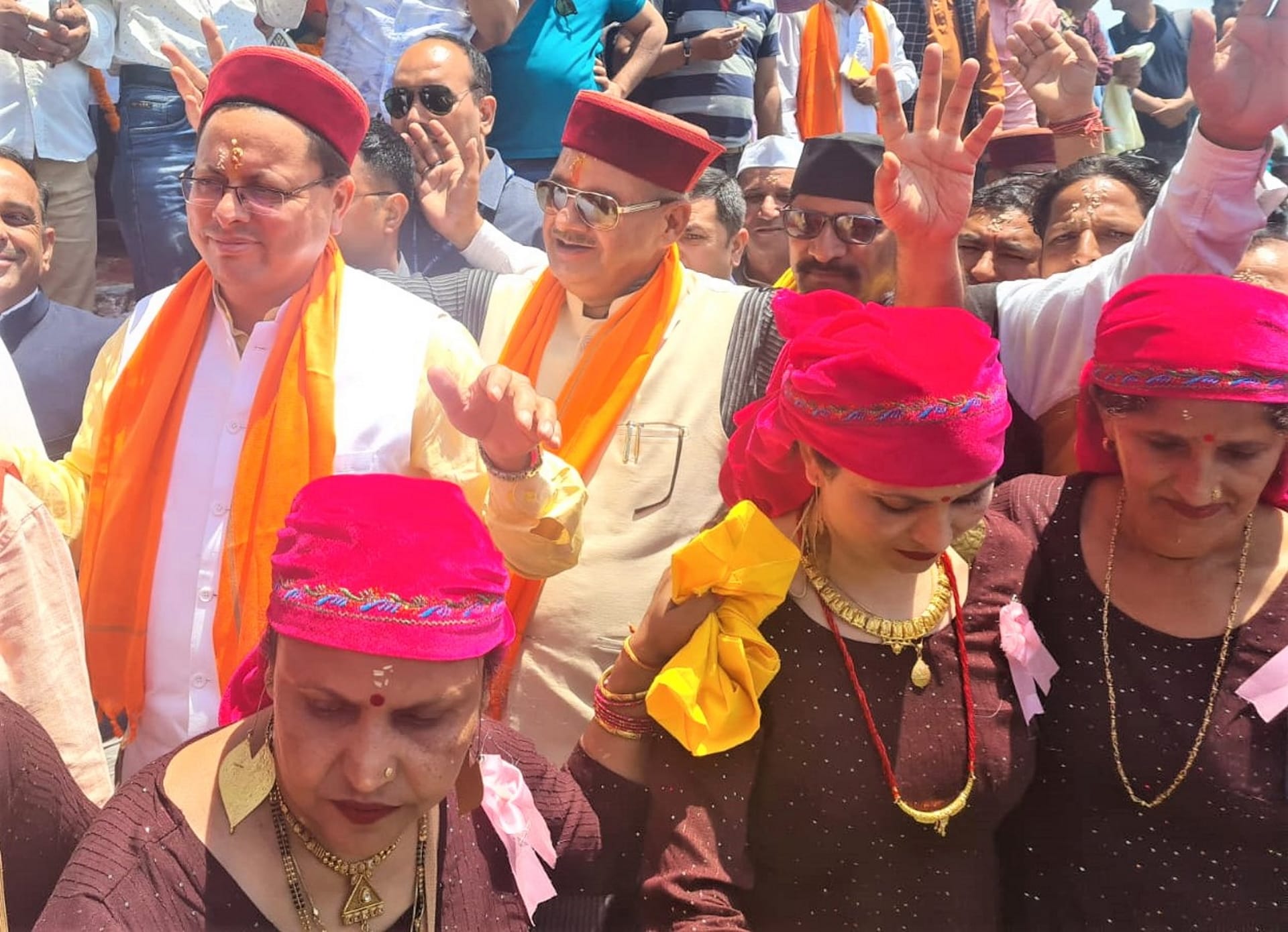 CM Pushkar Singh Dhami and cabinet minister danced, increased enthusiasm on artists, Bhadraj Mela became memorable, See Photos