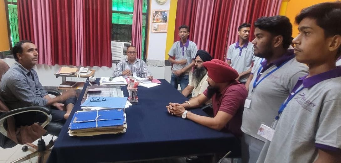 Candidates created ruckus in Vikas Bhavan for not sending security guards for training