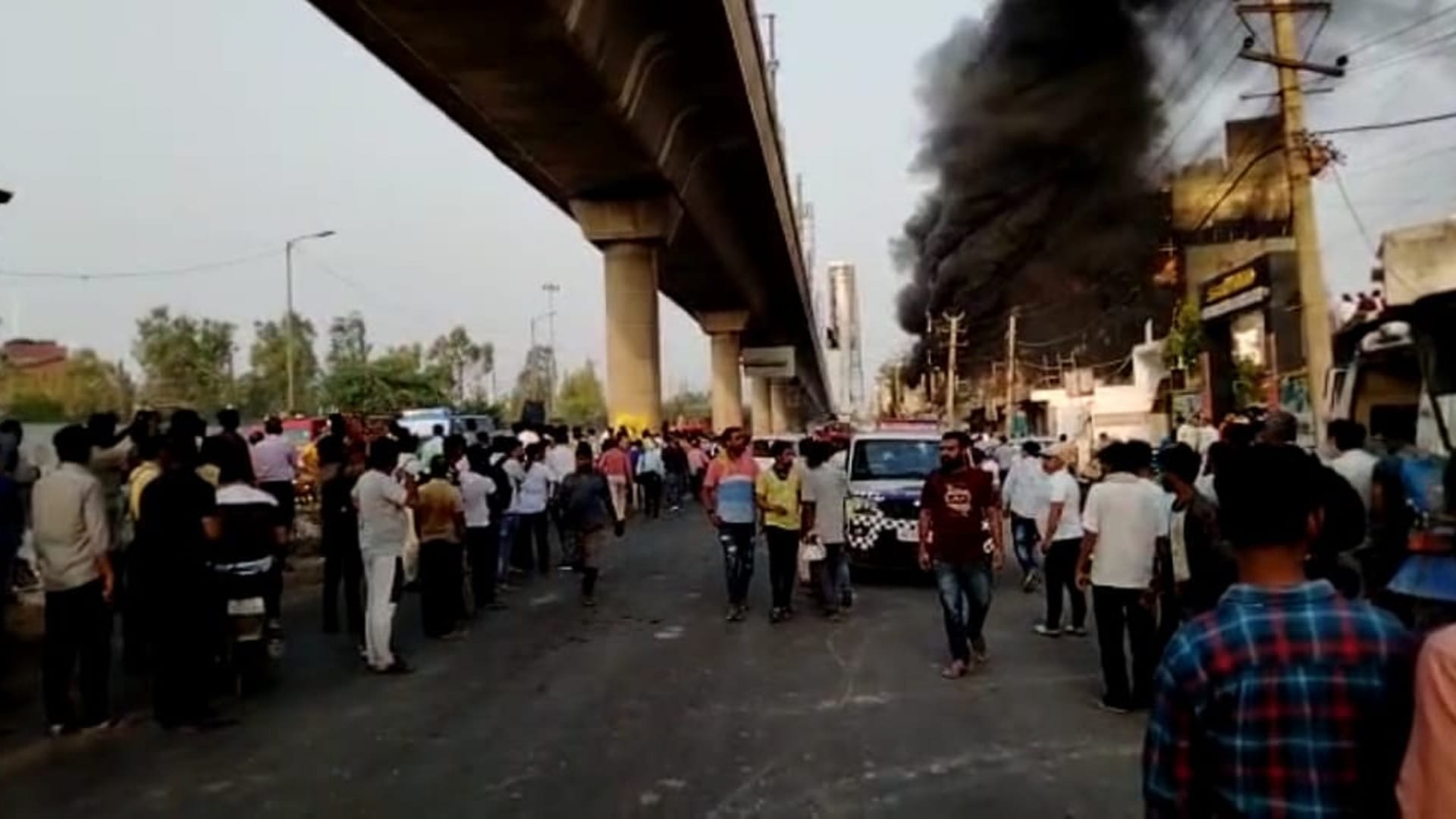 Delhi Mundka Fire Accident More then 100 people were rescued from the upper floor With the help of ladder