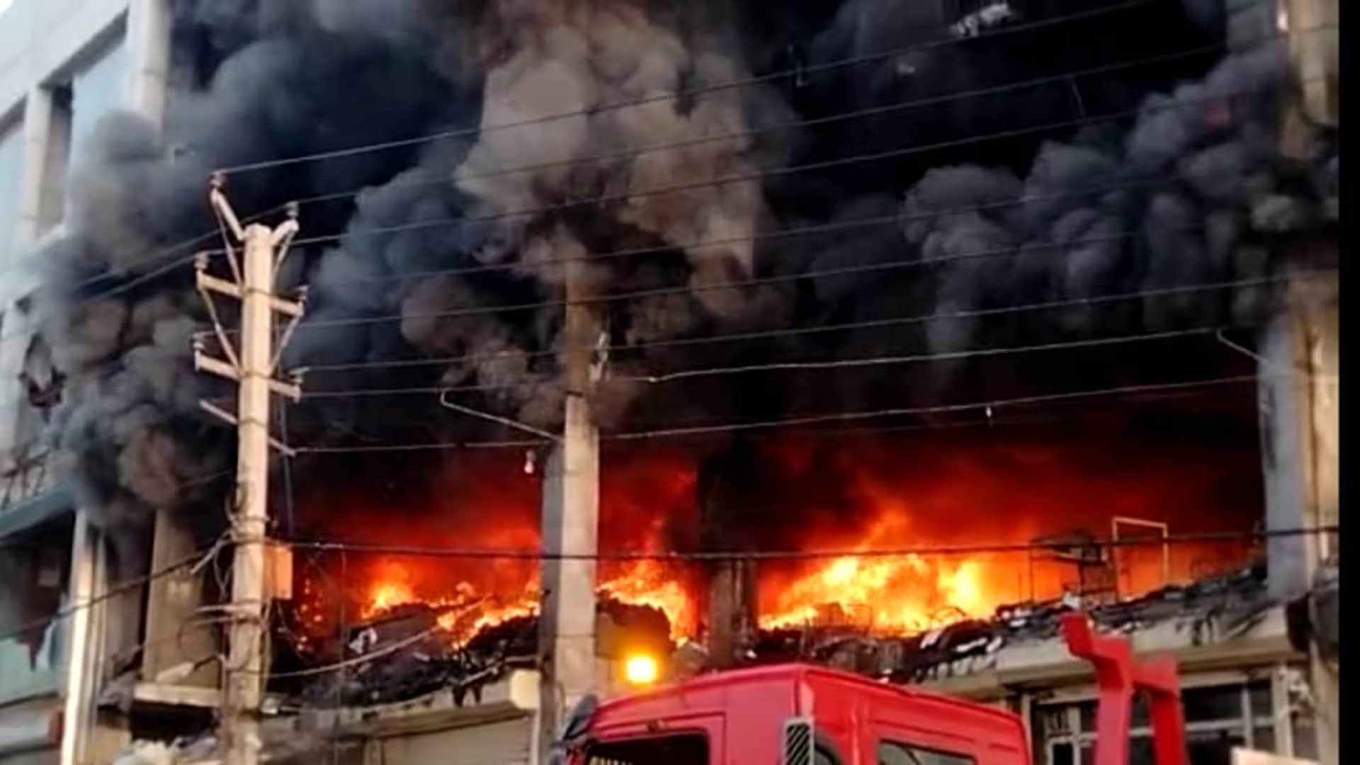 Delhi Mundka Fire Incidents Musarat husband Akbar says Showing the burnt dead body, sir, whom should I take away