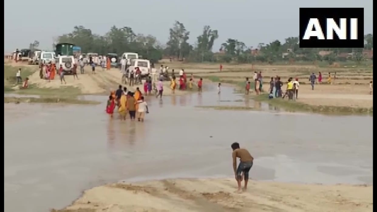 Bihar An under-construction embankment on Lakhandei river in Sitamarhi district caved in soon after CM Nitish Kumar left
