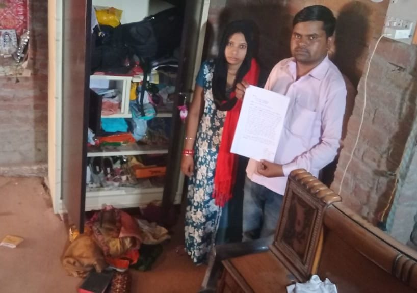 Seven lakh jewelery stolen including cash