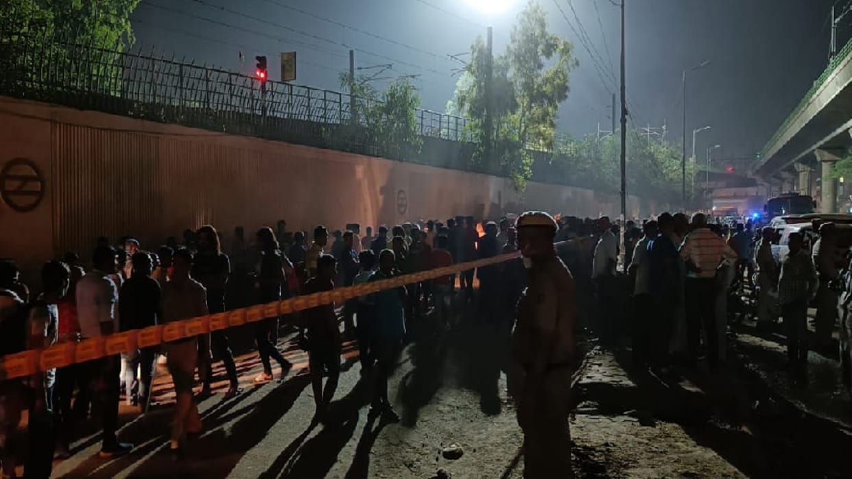 Delhi Mundka Fire Mundka fire delhi: People jumped from the roof to save their lives in the fire and smoke
