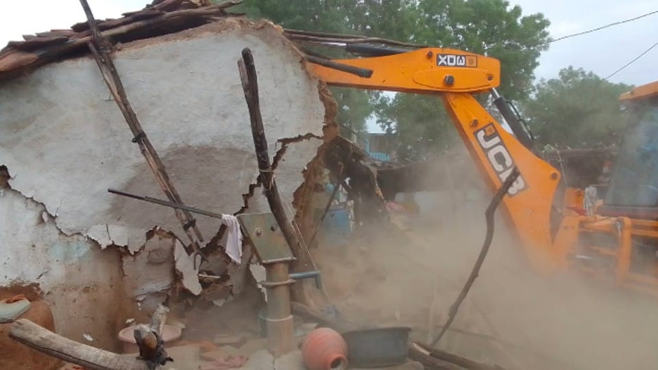 Policemen killed in Guna: The house where the deceased accused Naushad's body was hidden, that house was demolished by the administration