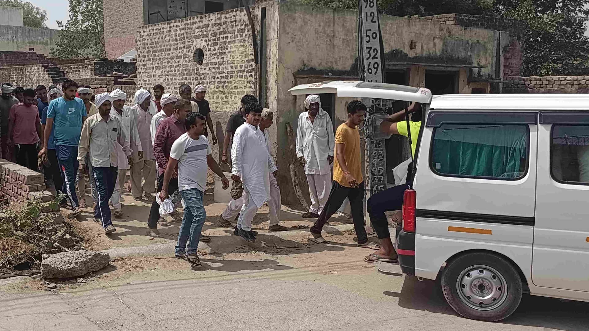 Three people who lost their lives in an accident are cremated on the same pyre in Jhajjar of Haryana