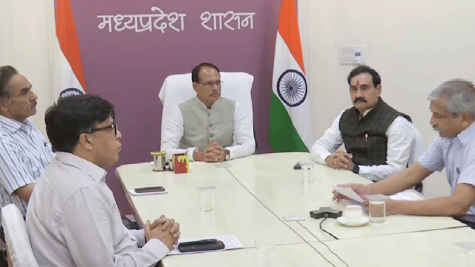 MP CM called an emergency meeting: Late night encounter between police and poachers in Guna, 3 police personnel died