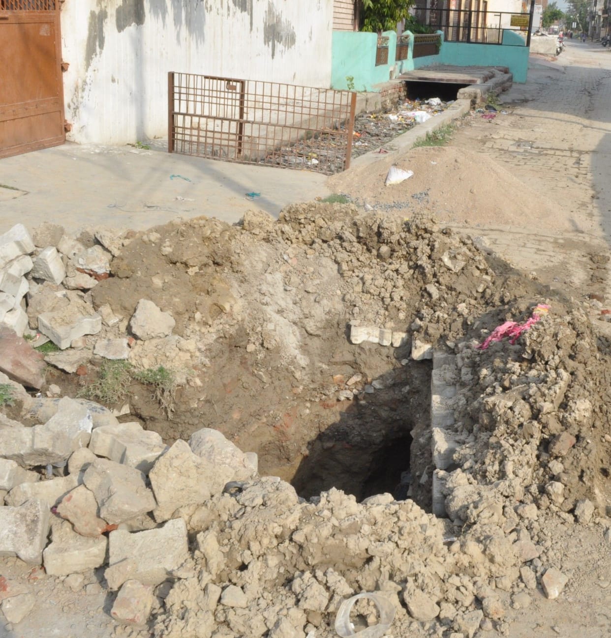 Hathras: Water was not available from the Amrit scheme, the difficulties definitely increased