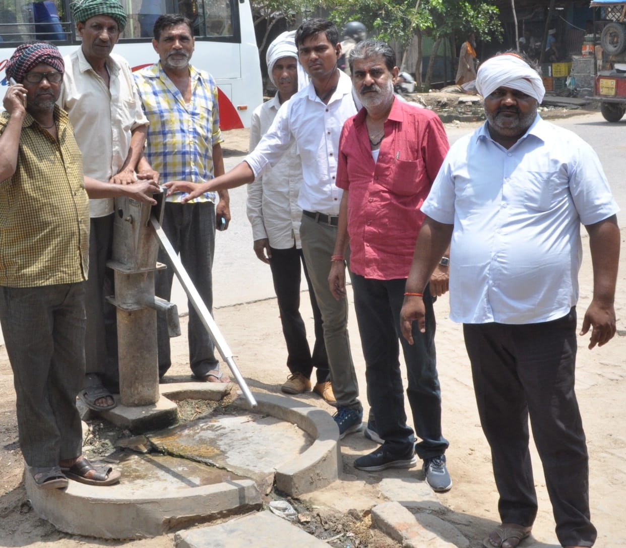 Hathras: Eight hand pumps damaged in ward 15, taps of Amrit Yojana also dried up