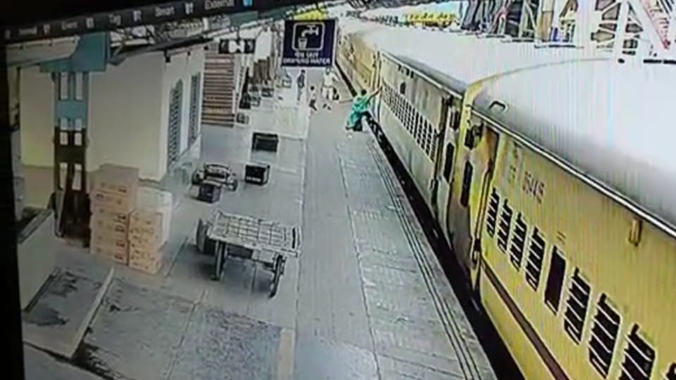 ujjain news: Woman jumped from moving train with two children, police jawan saved her life, accidentally boarded the wrong train