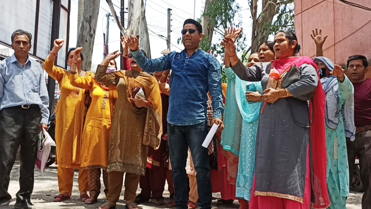 Women troubled by water scarcity demonstrated