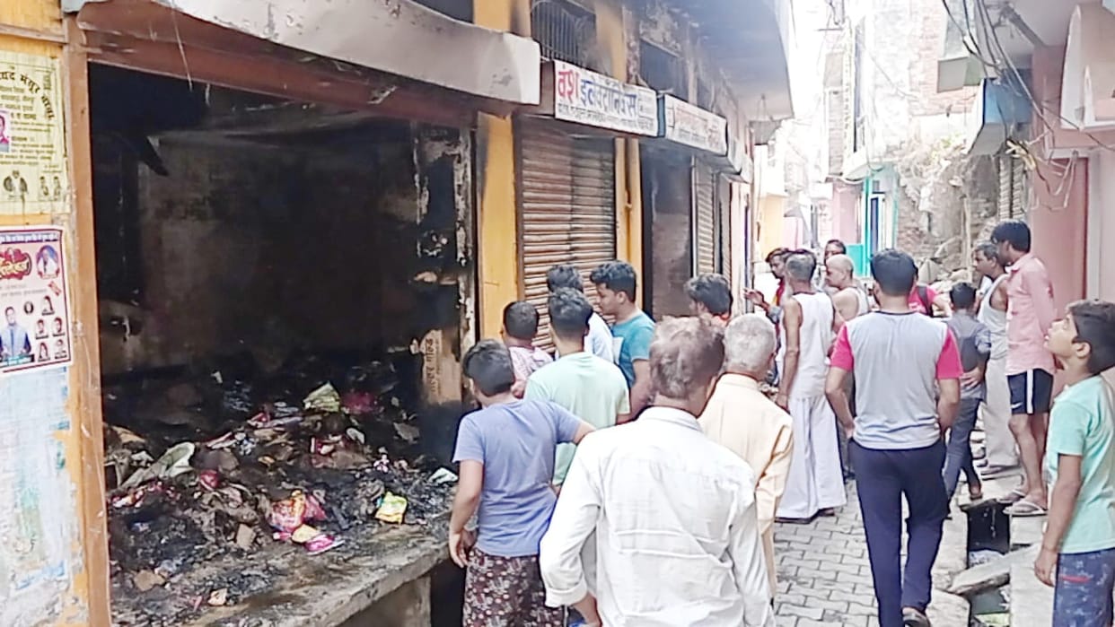 Fire brokeout due to short circuit in Jaunpur RS 20 lakh goods burnt to ashes whic is  kept in three shops