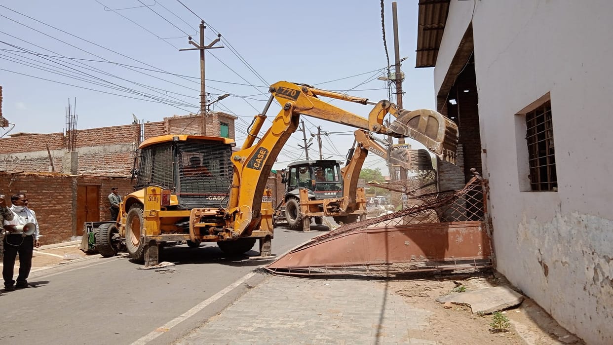 Municipal corporation team demolished illegal construction in jhansi