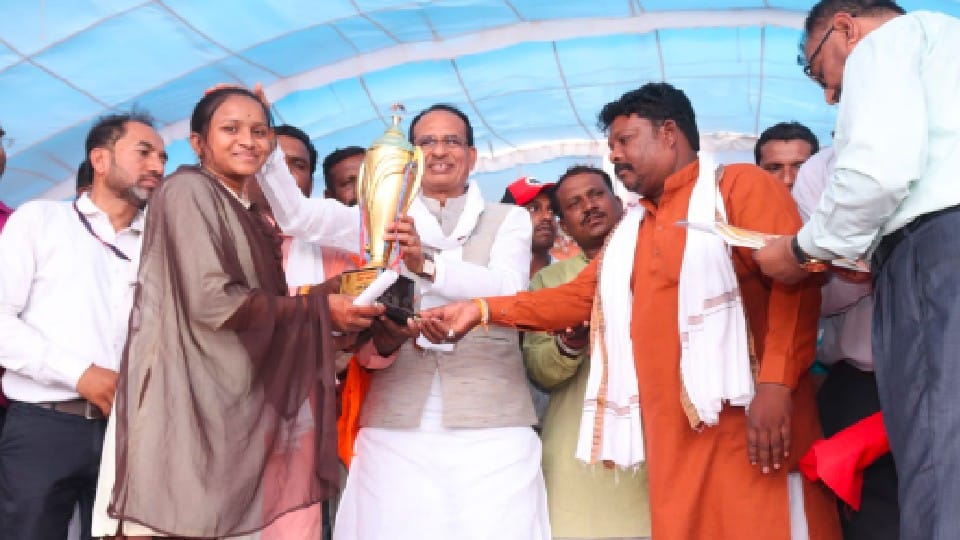 CM in Sehore: Marriage of 310 Gond and 101 Korku Samaj couples in Piplani village of Nasrullaganj, Chief Minister also attended