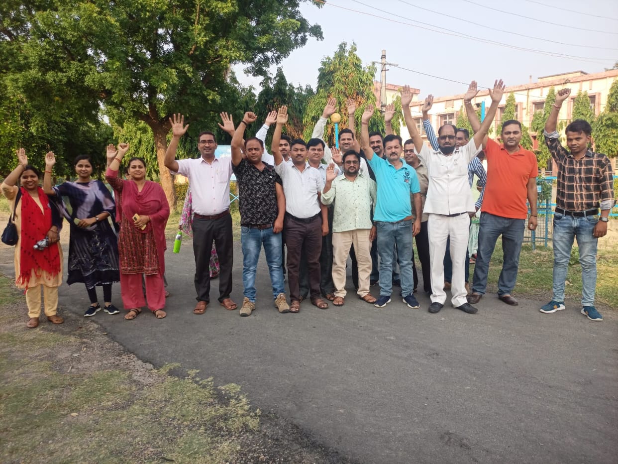 Employees demonstrated against Irrigation Department