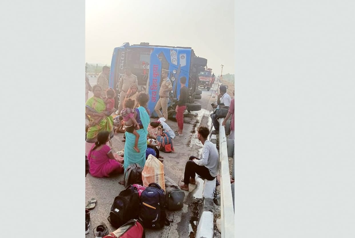 A horrific road accident in Unnao, a bus full of 70 passengers overturned uncontrollably