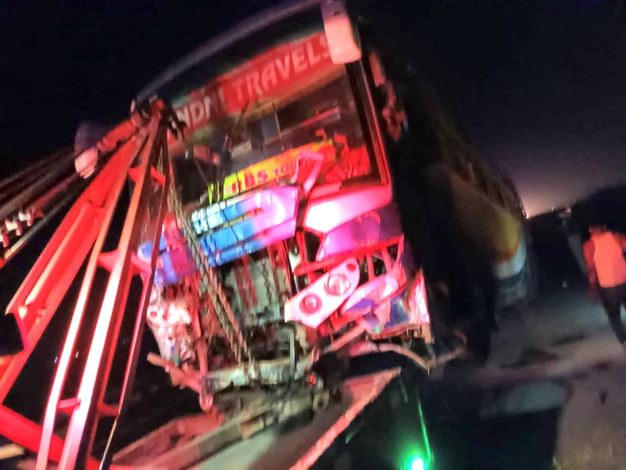 Accident on Agra-Lucknow Expressway of Etawah, bus entered second lane after breaking railing due to tire burst