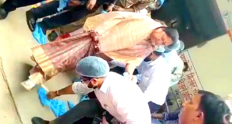 cabinet minister baby rani maurya in controversies, Shoe cover removed from the employee in the unit's inspection program