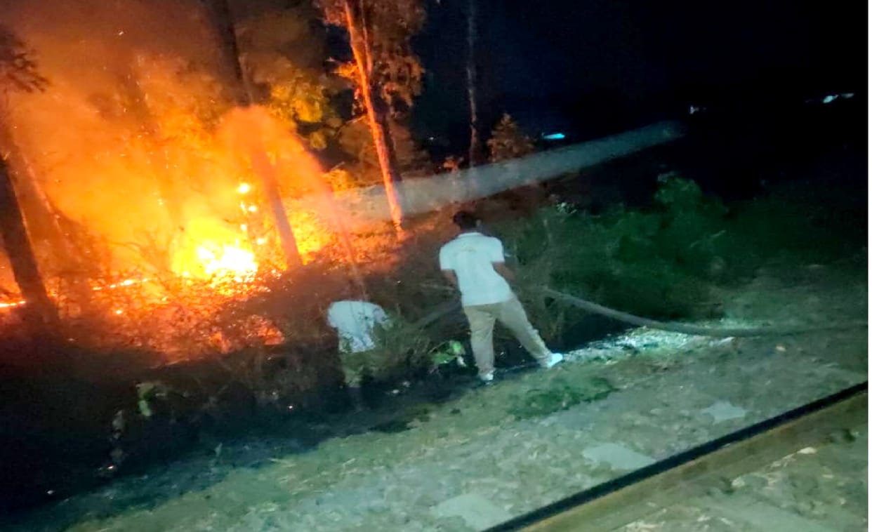 Forest fire reached the railway track in Mahoba district, Mahakaushal Express stood for half an hour