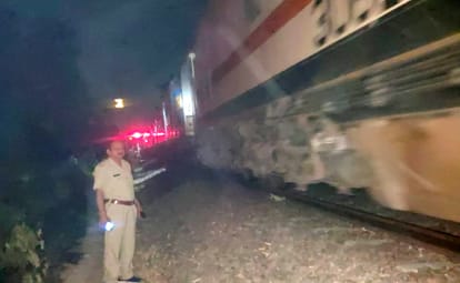 Forest fire reached the railway track in Mahoba district, Mahakaushal Express stood for half an hour
