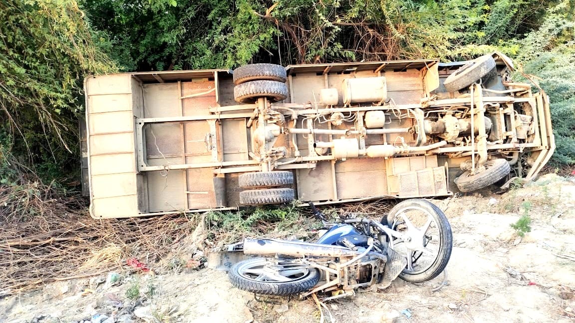 Traumatic road accident in Hardoi, the bus hit the bike, four including the child died