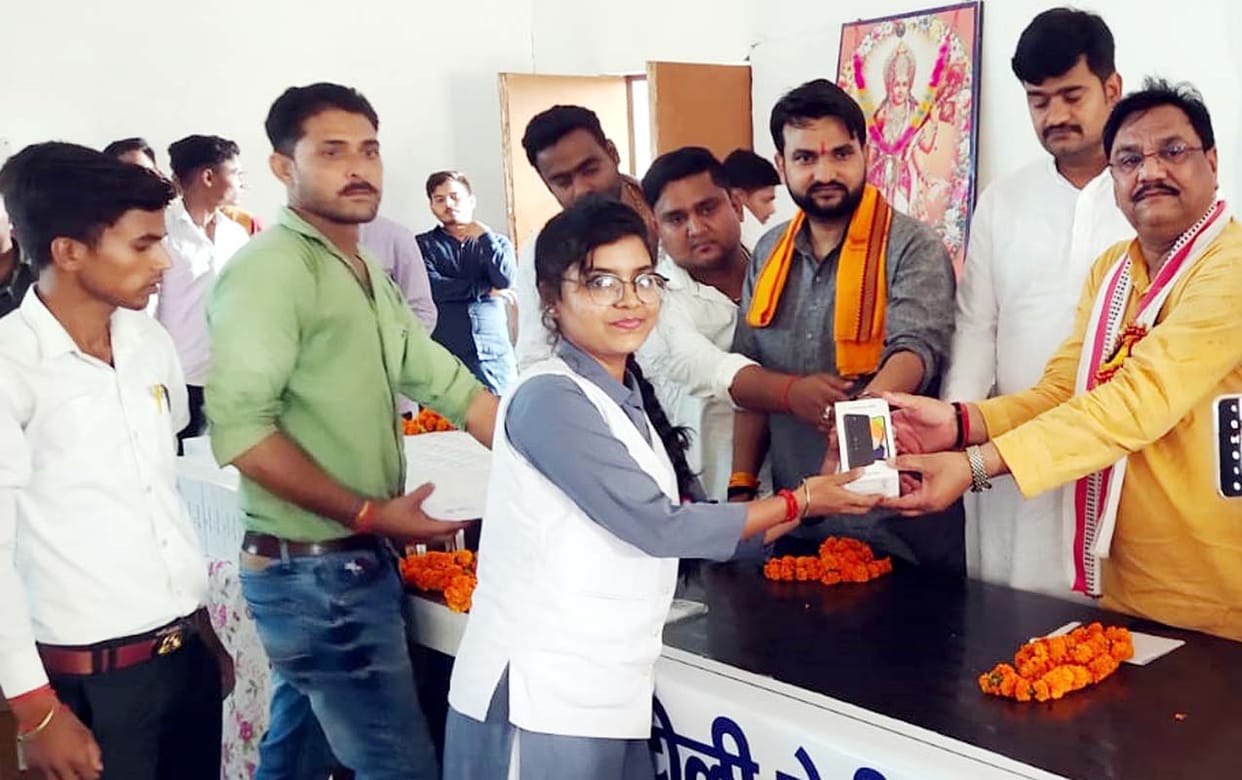 Distribute tablets and smartphones to students in Puwayan and Khutar