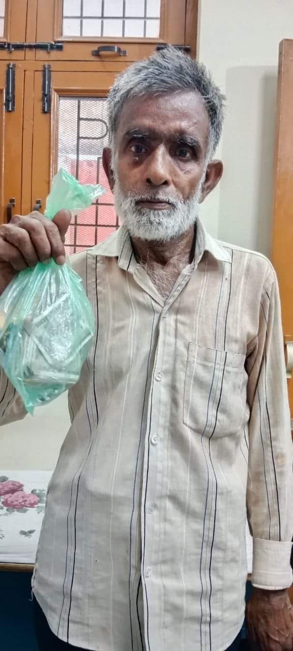 Rickshaw driver found a bag full of money, returned to the owner
