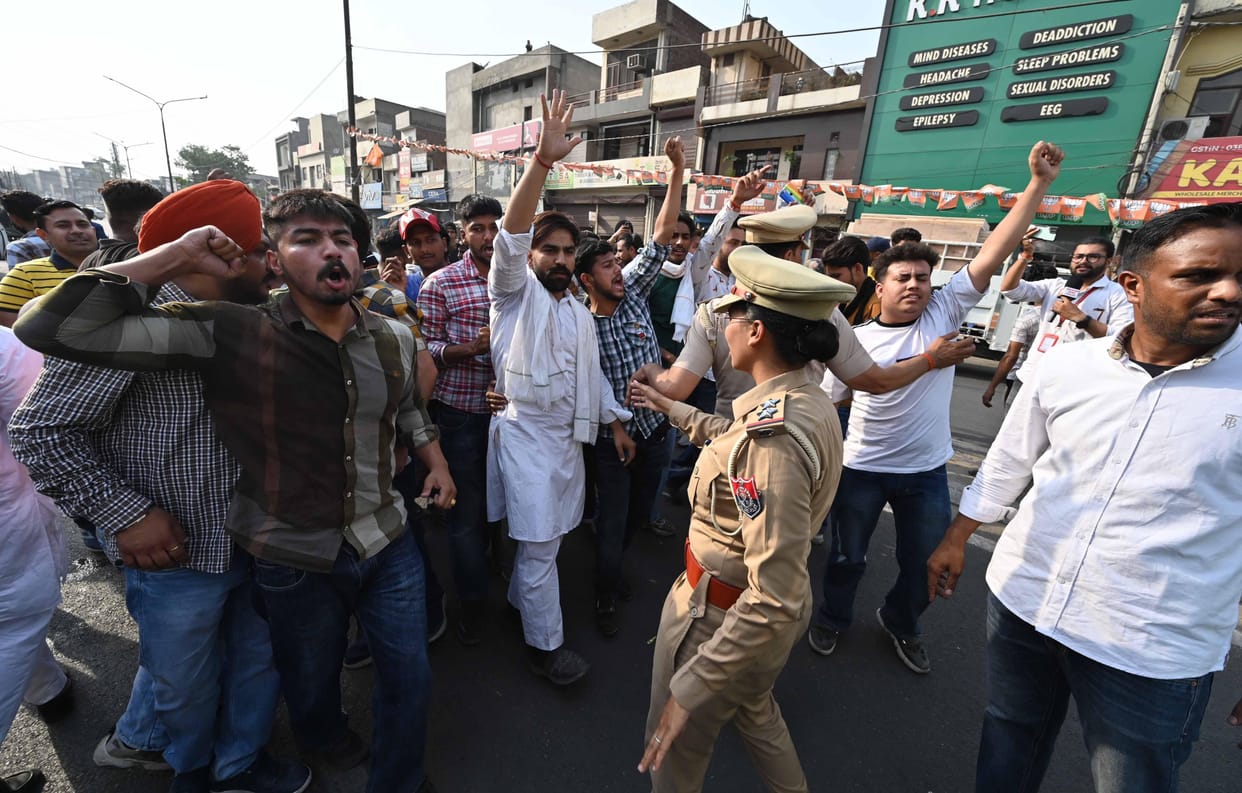 Youth Congressmen arrived to gherao BJP's national president on the issue of inflation