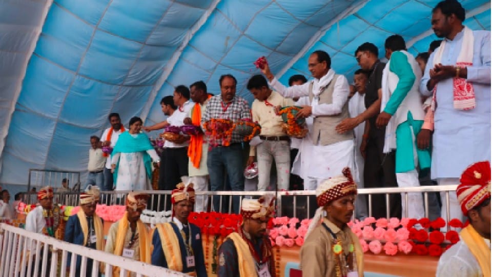 CM in Sehore: Marriage of 310 Gond and 101 Korku Samaj couples in Piplani village of Nasrullaganj, Chief Minister also attended