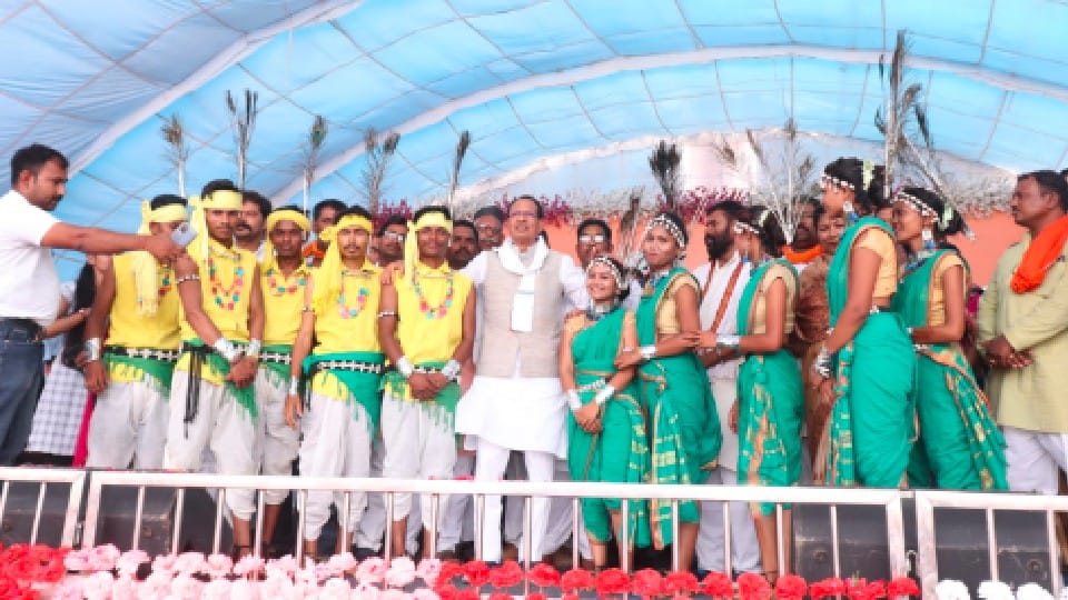 CM in Sehore: Marriage of 310 Gond and 101 Korku Samaj couples in Piplani village of Nasrullaganj, Chief Minister also attended