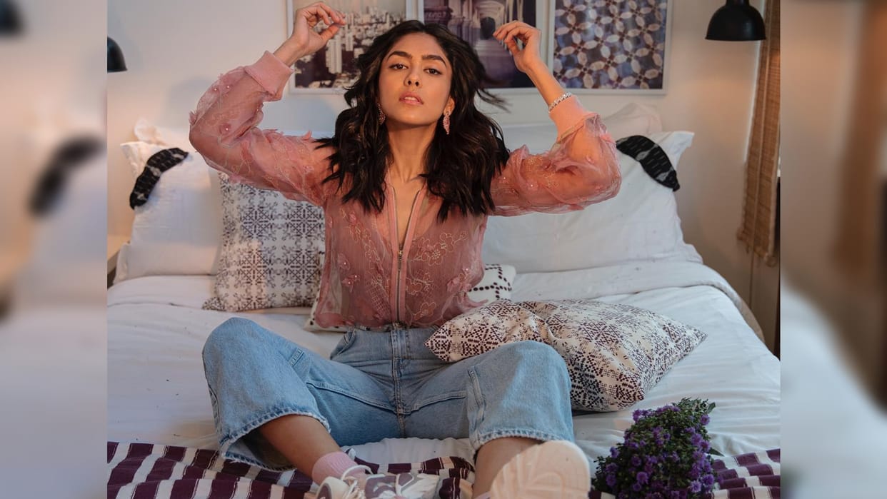 Summer Fashion Tips To Look Stylish in Simple Jeans and Top