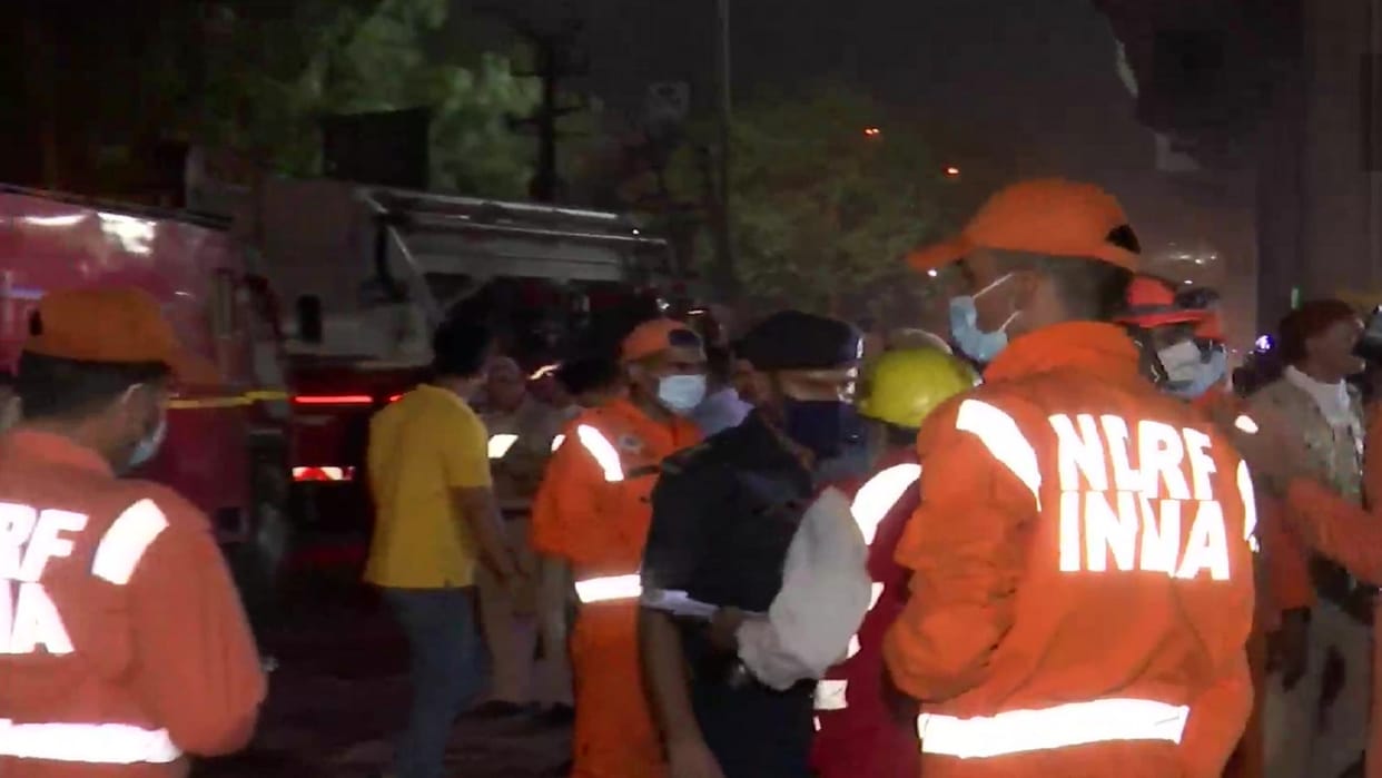 Delhi Mundka Fire A huge fire broke out near Metro's pillar number 545, know what happened