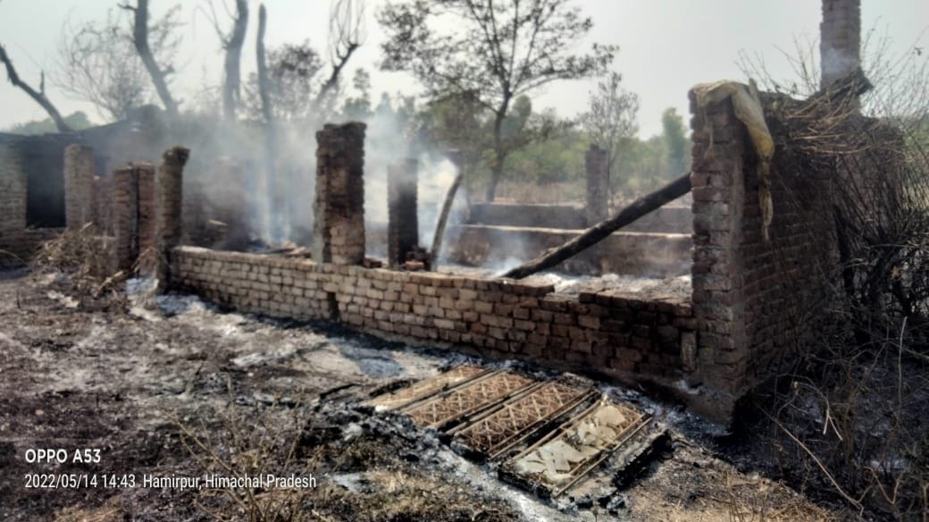 Dairy farm burnt in Pakhrol, loss of lakhs