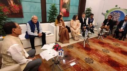 निवेशकों से चर्चा करते हुए सीएम शिवराज