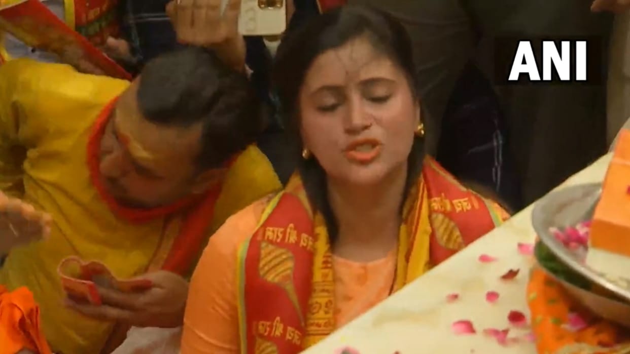 MP Navneet Rana along with husband mla ravi rana reach delhi CP hanuman temple recites hanuman chalisa