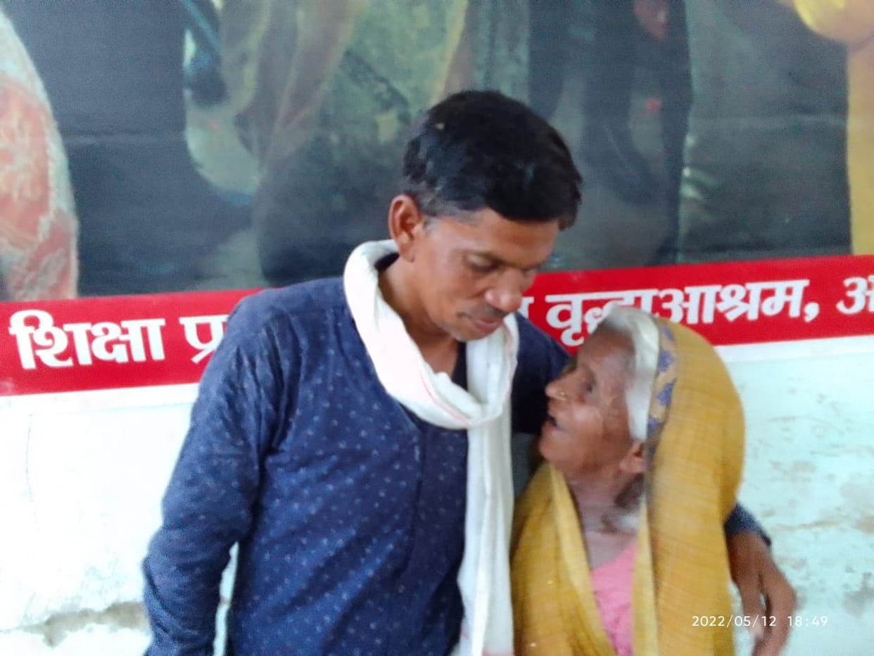 Seeing the son, the eyes of the old lady filled